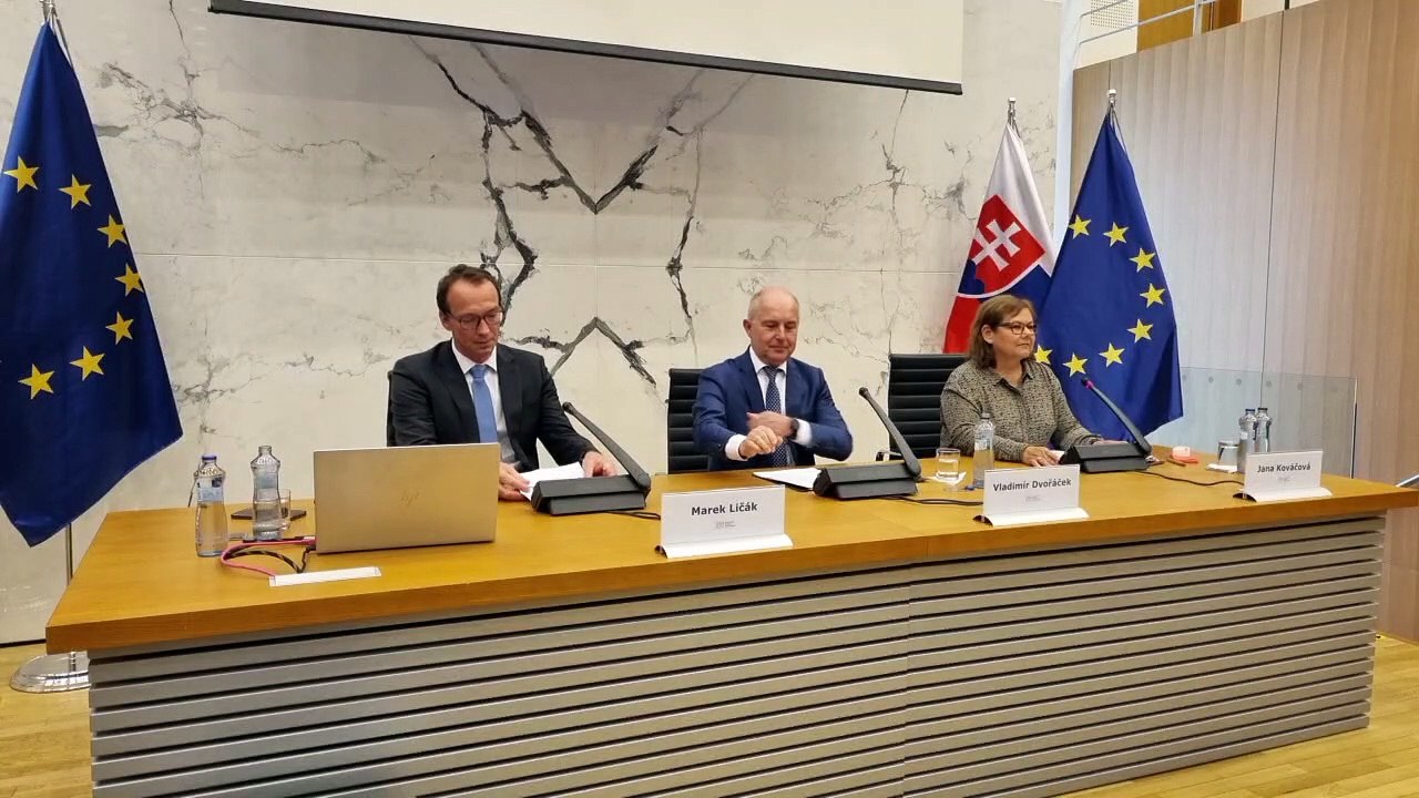 ZÁZNAM: NBS: Zadlženosť domácností v SR už nerastie, rastú úrokové sadzby