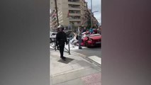 Un palé de una tonelada cae desde lo alto de una grúa a un coche con la conductora dentro en Granada