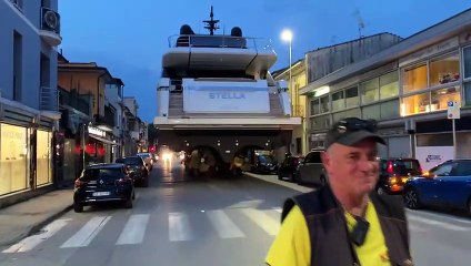Viareggio, il superyacht (pi? alto delle case) passa in mezzo alla strada
