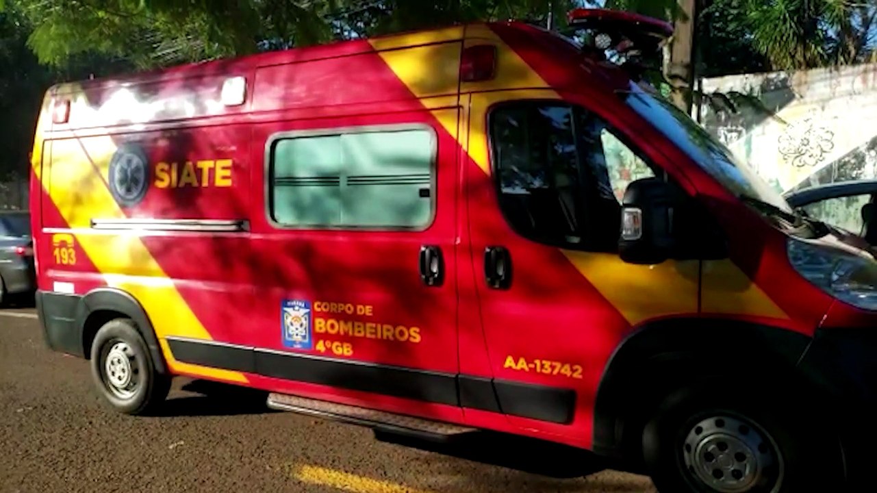 Trabalhador cai do telhado e sofre torção no tornozelo