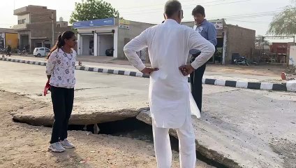 सडक़ पर तेज धमाका, दुकानदारों ने बाहर आकर देखा तो उभरी मिली सडक़