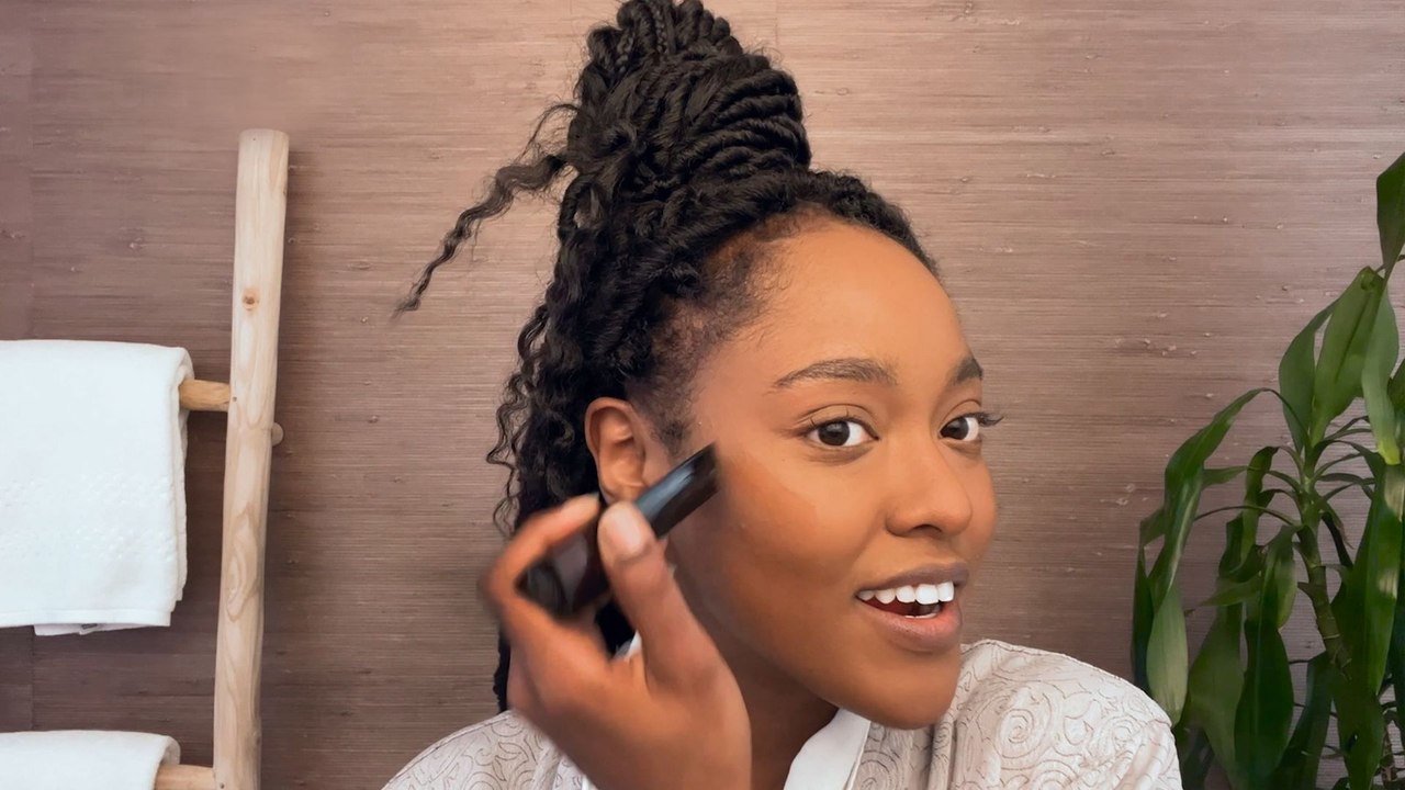 Arsema Thomas o Lady Agatha Danbury, comparte sus secretos de belleza y con los que logra un maquillaje de noche perfecto