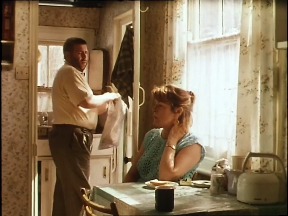 Lügen und Geheimnisse | movie | 1996 | Official Trailer