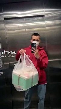 Chàng trai chuẩn bị cả một tủ lạnh đầy ắp bánh kẹo tặng bạn gái: Dân tình ồ ạt “xin vía”