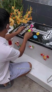 Ông nhớ thương cháu ngoại mới mất, đem cả thú đua ra mộ chơi cùng cháu