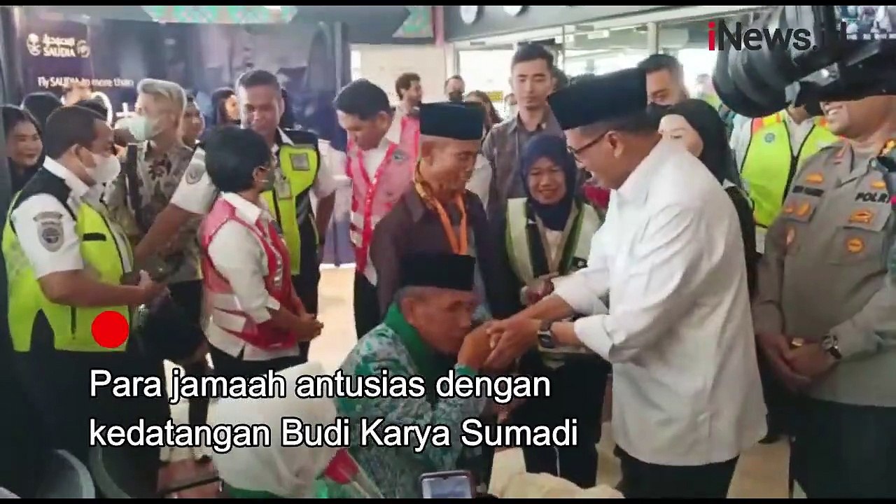 Romantis! Menhub Bagi-Bagi Bunga saat Tinjau Keberangkatan Jamaah Haji di Bandara Soetta