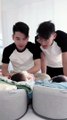 Hà Trí Quang - Thanh Đoàn bận rộn chăm sóc cho hai con sinh đôi