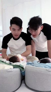 Hà Trí Quang - Thanh Đoàn bận rộn chăm sóc cho hai con sinh đôi