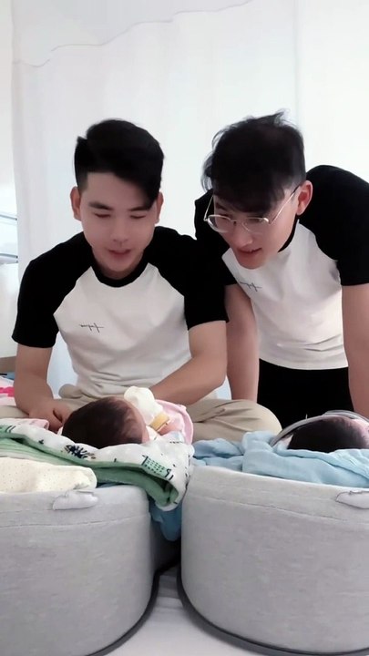 Hà Trí Quang - Thanh Đoàn bận rộn chăm sóc cho hai con sinh đôi