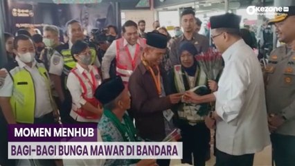Tinjau Keberangkatan Jamaah Haji di Bandara Soetta, Menhub Bagi-Bagi Bunga