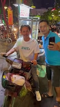 Clip: Johnny Đặng được nhiều người vây quanh, xin chụp hình cùng