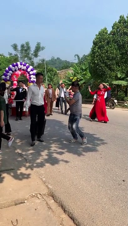 Lấy vợ gần, chàng trai dùng xe kéo rước ngàng về dinh: Xe gì cũng được miễn là hạnh phúc