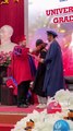 Hoa hậu Tiểu Vy nhận bằng tốt nghiệp