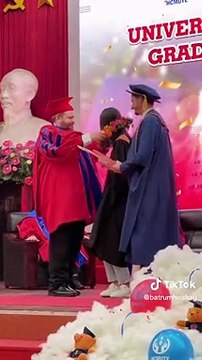 Hoa hậu Tiểu Vy nhận bằng tốt nghiệp