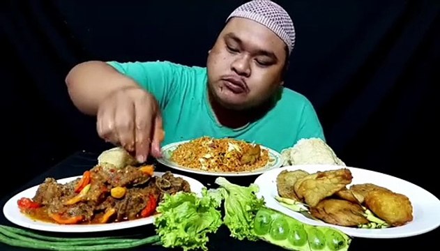 Mukbang noodles + spicy rice, fried chicken, spicy beef jerky, lettuce, beans, crackers, pete