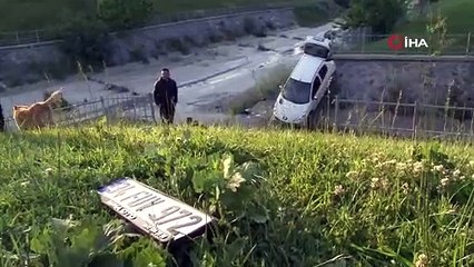 Park alanından çıkarken dere yatağına uçtu: 4 yaralı