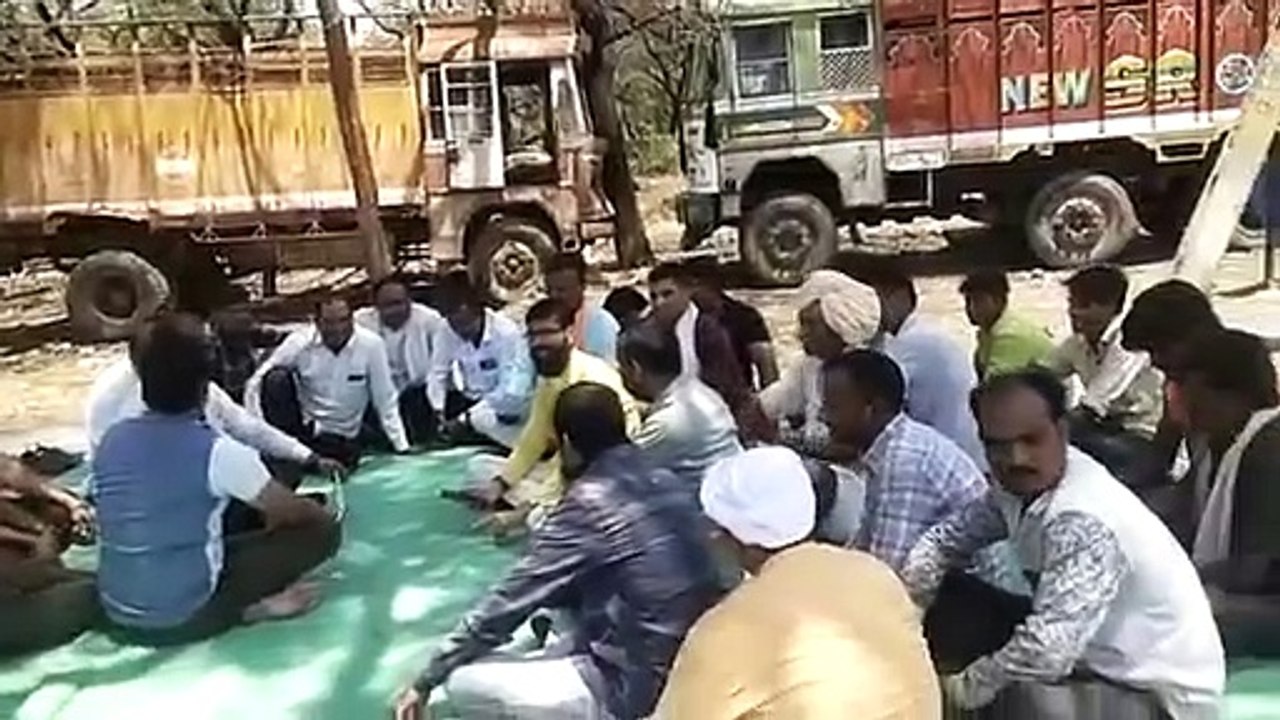 अपनी ही सरकार में भाजपा नेताओं को बैठना पड़ा धर...