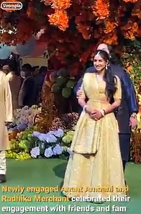 Anant Ambani apni mangetar Radhike Merchant ke saath Family posing sesh with mumsy Nit..