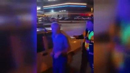 Alkollü sürücü polise zor anlar yaşattı: Ben eve gidiyorum, araba orada...