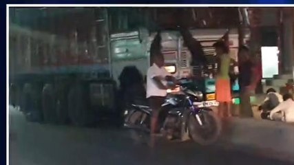 वैशाली: महुआ बाजार के डिवाइडर पर चढ़ा ट्रक, कोई अप्रिय घटना की सूचना नहीं