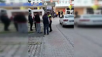 Beylikdüzü'nde bir genç, boynunda plastik kelepçe ile evinde ölü bulundu