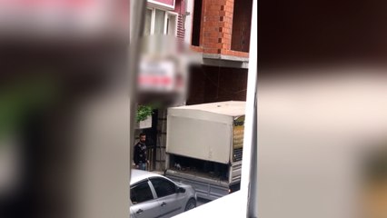 Tải video: İstanbul’un göbeğinde otelden çıkıp kamyonetin kasasına böyle doluştular…