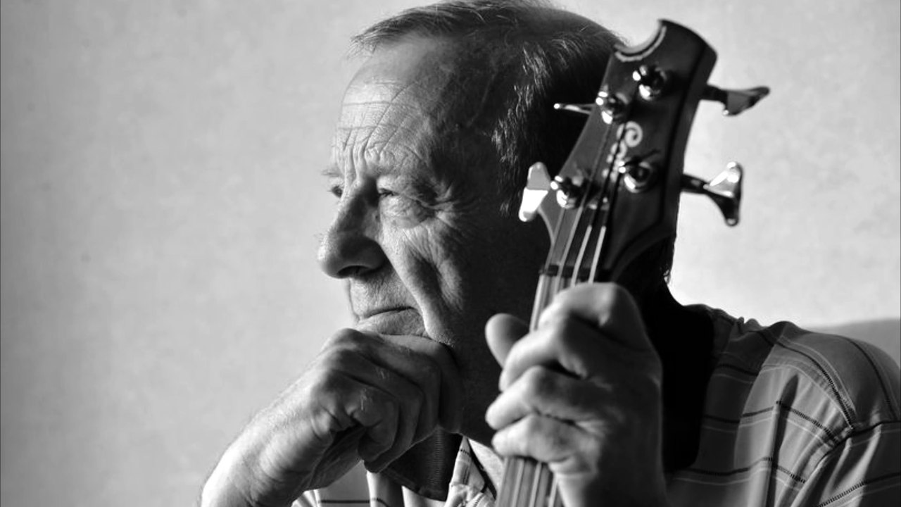 Ex-beatles-bassist chas newby tot