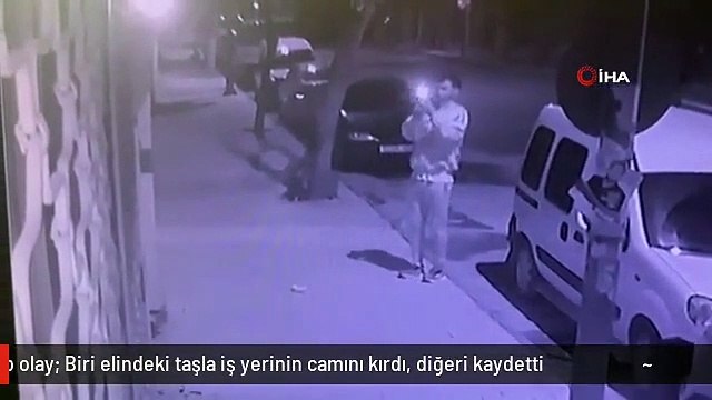 Elazığ'da bir garip olay: Biri elindeki taşla iş yerinin camını kırdı, diğeri kaydetti