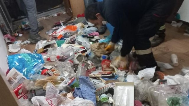 Evden kamyonlarca çöp çıktı: 50 ton!