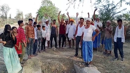 माइनर निर्माण से रास्ता बाधित, ग्रामीणों ने किया प्रदर्शन