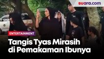 Tangis Tyas Mirasih Tumpah saat Memakamkan Ibunya