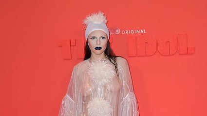 Fashion-Panne? Julia Fox mit nacktem Busen im Plastik-Look