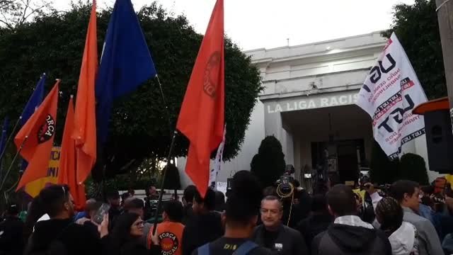 Decenas de personas protestan ante el consulado español de Sao Paulo