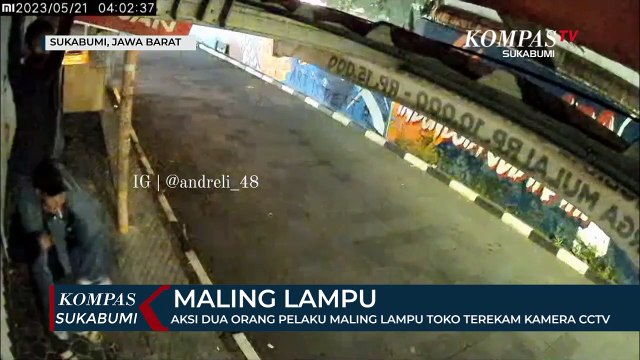Aksi Dua Orang Pelaku Maling Lampu Toko Terekam Kamera CCTV