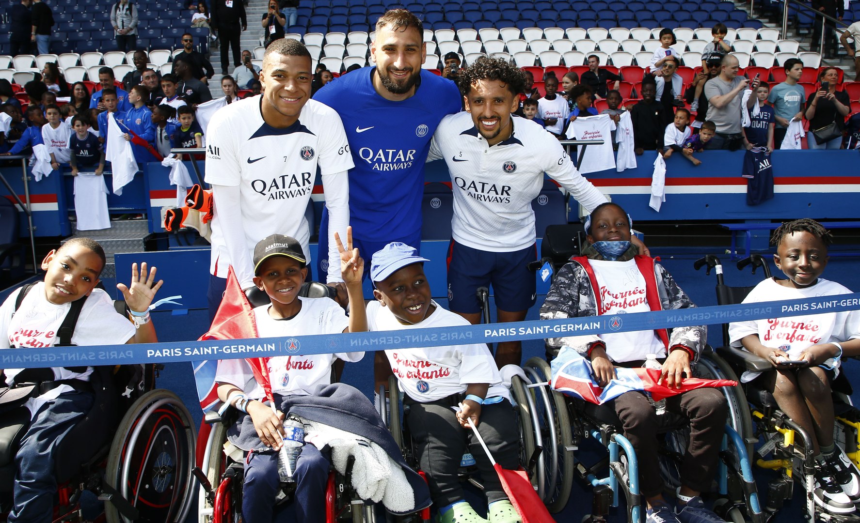 MAN réveille les enfants avec les joueurs du PSG