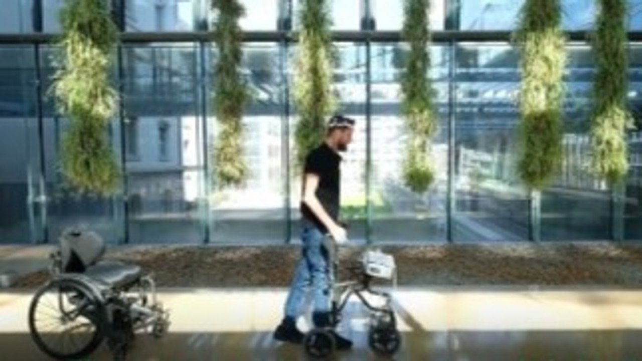 Un hombre tetrapléjico vuelve a caminar gracias a un puente digital