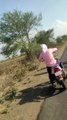 बाइक को कार ने मारी टक्कर पत्नी की मौत पति घायल,ग्रामीणों ने कार मे सवार लोगों की जमकर की पिटाई