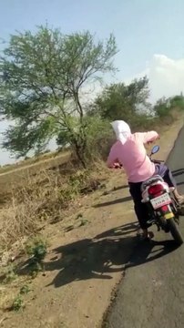 बाइक को कार ने मारी टक्कर पत्नी की मौत पति घायल,ग्रामीणों ने कार मे सवार लोगों की जमकर की पिटाई