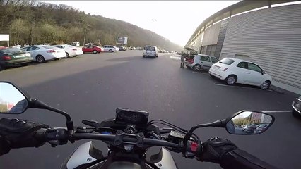 Moto impatient frappé par la camionnette de stationnement