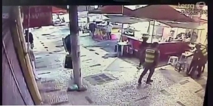 Idosa engasga com pastel e é salva por policiais militares; veja