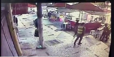 Idosa engasga com pastel e é salva por policiais militares; veja