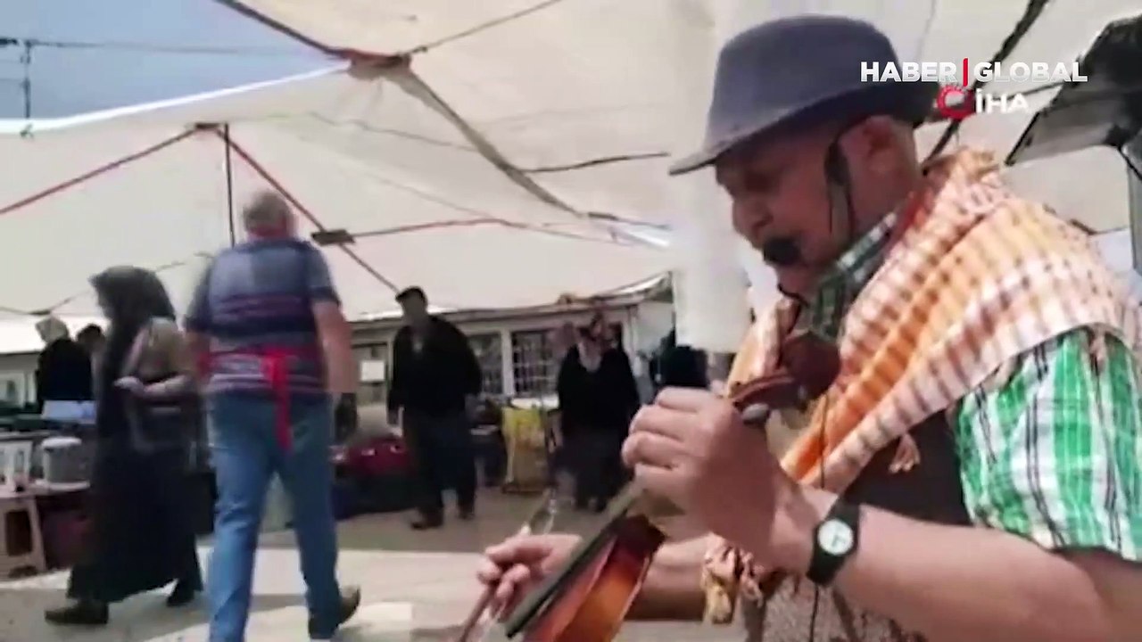 Dinar’ın tek sokak müzisyeni geçimini şarkı, türkü söyleyerek sağlıyor