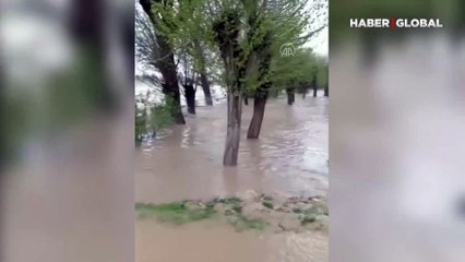 Kastamonu'da aniden sağanak bastırdı, caddeler göle döndü!