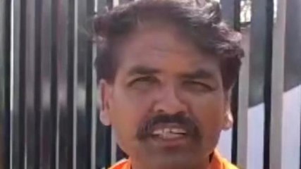 राजगढ़: कलेक्ट्रेट के गेट पर आमरण अनशन पर बैठा युवक, सिस्टम पर खड़े किये सवाल