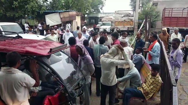 उपज की बोली नहीं लगने से बिपरे किसान, मंडी गेट के जड़ा ताला