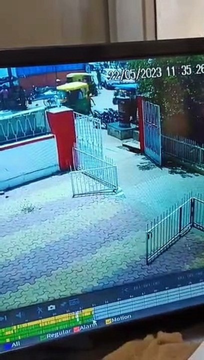 हेलमेट लगाकर उठाई बाइक, फिर क्या हुआ देखें...वीडियो