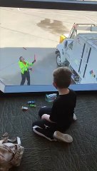 Adorable : cette employée d'aéroport adore les enfants !