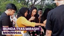 Tyas Mirasih Teteskan Airmata saat Antarkan Sang Ibunda ke Tempat Peristirahatan Terakhir