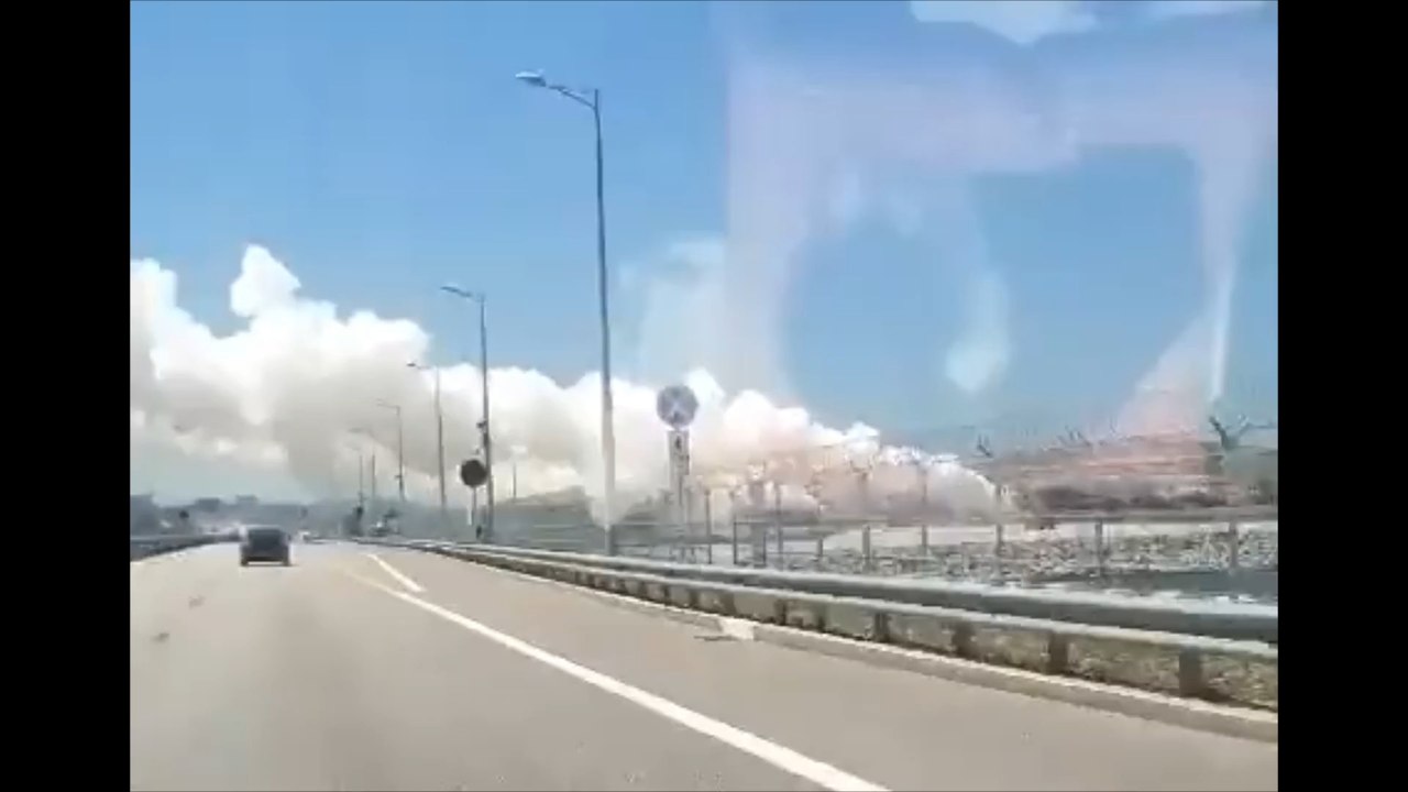 Dicke Rauchwolke über Krim-Brücke