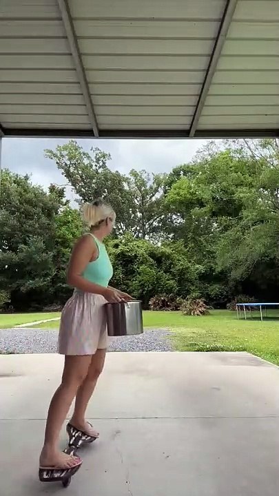 Une fille, un skate et une marmite... vous n'êtes pas prêt